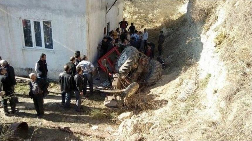 Trakt&ouml;r Devrildi: 1 &Ouml;l&uuml;, 2 Yaralı