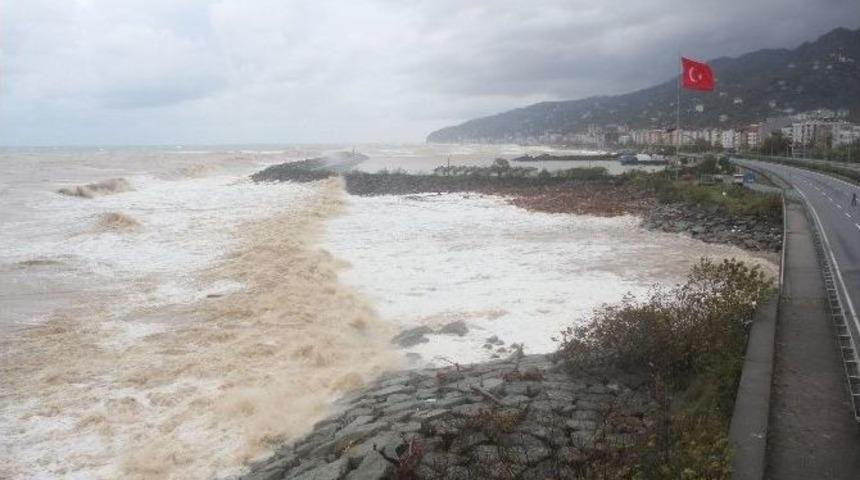 Rize&rsquo;de Şiddetli Yağış Ve Fırtına Hasara Yol A&ccedil;tı