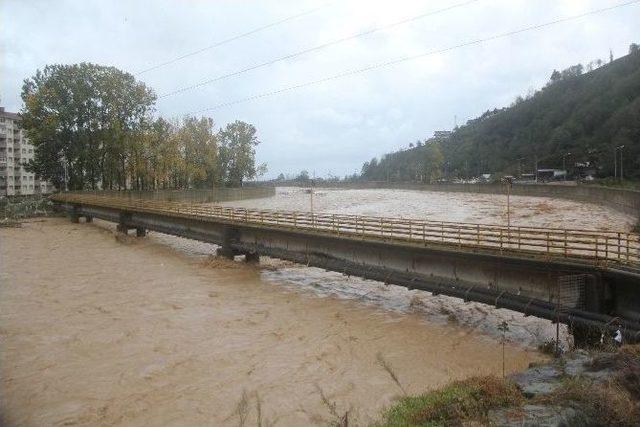 Rize’de Şiddetli Yağış Ve Fırtına Hasara Yol Açtı