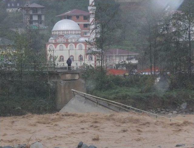 Rize’de Şiddetli Yağış Ve Fırtına Hasara Yol Açtı