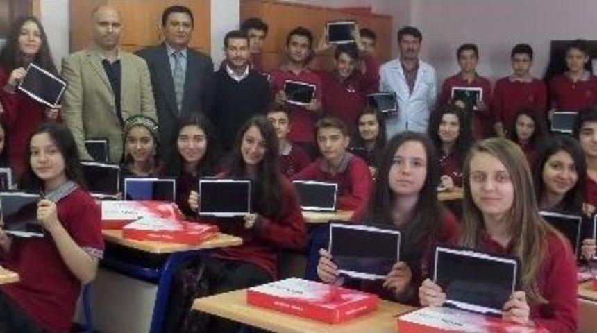 Alaşehir Fen Lisesi &Ouml;ğrencileri Tabletlerine Kavuştu