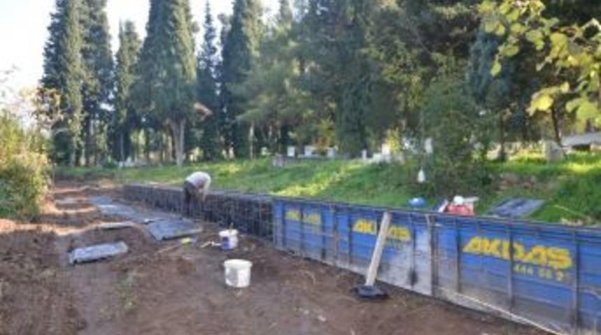 Suadiye&rsquo;de Mezarlık Duvarı &Ccedil;alışması