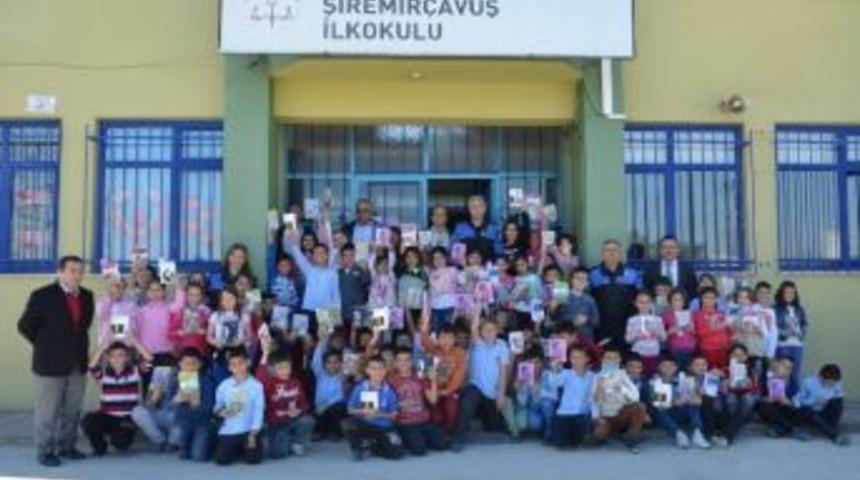 Polisler &Ouml;ğrencilere Kitap Hediye Etti