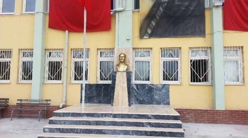 Okullardaki Atat&uuml;rk B&uuml;stleri Yenilendi