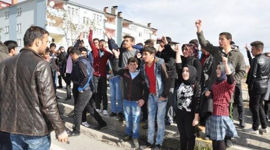 &Ouml;ğrenciler Kazada &Ouml;len Arkadaşları İ&ccedil;in Eylem Yaptı