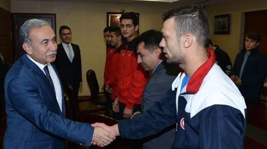 Başarılı Sporcular Sevin&ccedil;lerini Vali B&uuml;y&uuml;k İle Paylaştı