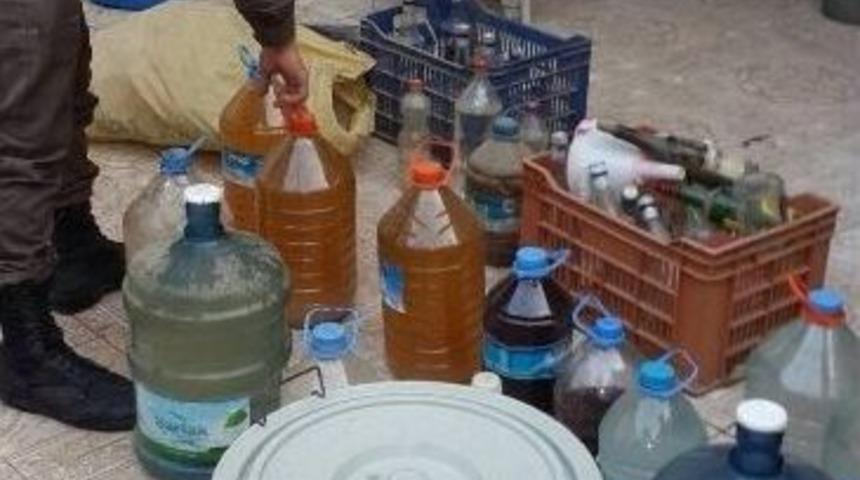 İzmir&rsquo;de 240 Litre Ka&ccedil;ak İ&ccedil;ki Ele Ge&ccedil;irildi