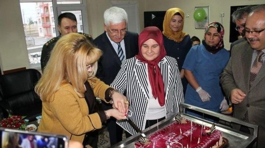 100 Yaşına Giren Huzurevi Sakinine Doğum G&uuml;n&uuml; Kutlaması