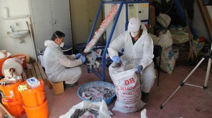 Çiftçiye Tarla Faresiyle Mücadele Anlatılıyor