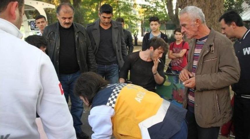 Trafik Kazası Ge&ccedil;irdi, Sigarasını İ&ccedil;meden Sedyeye Yatmadı