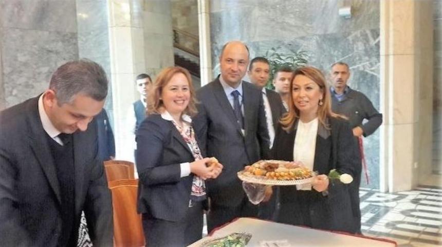 Milletvekil &Ccedil;alık, Tbmm&rsquo;de Kayısı Dağıttı