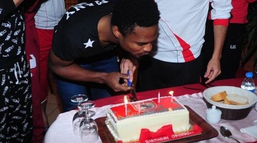 Ofoedu&rsquo;ya S&uuml;rpriz Doğum G&uuml;n&uuml;