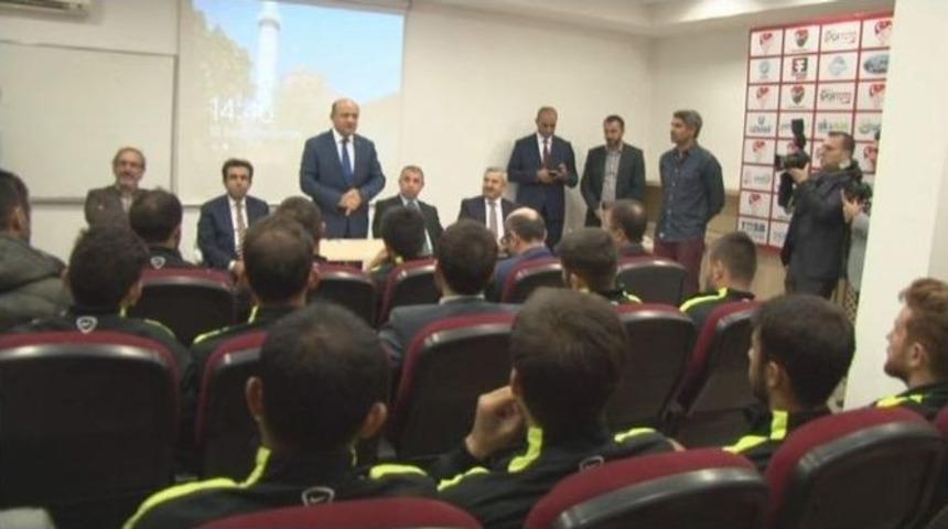 Bakan Işık Kocaeli Birlikspor Tesislerini Ziyaret Etti