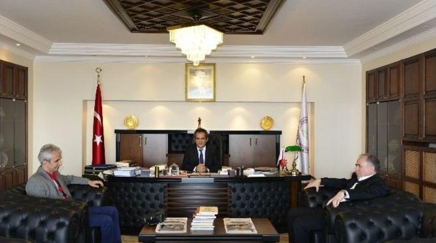 Şair &Ccedil;akır&rsquo;dan Şiirin Derinliklerine Yolculuk