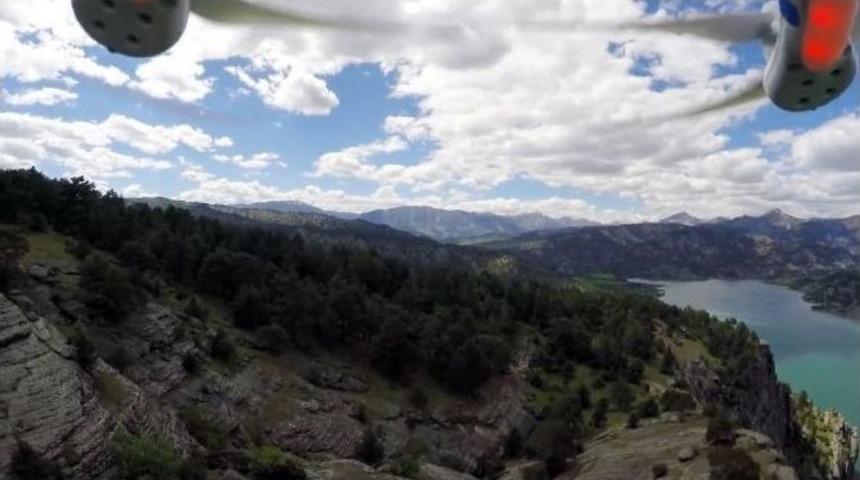 Belgesel Ekibinin Kamerası Yere &Ccedil;akıldı