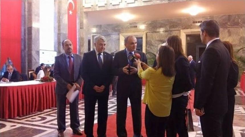 D&uuml;zce Milletvekilleri Mecliste Fındık Dağıttı