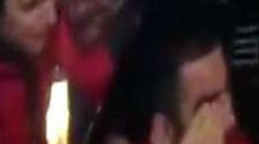 &Uuml;mit &Ouml;zat&rsquo;ı Duygulandıran Tezah&uuml;rat