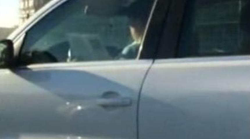 (&ouml;zel Haber) Kadın S&uuml;r&uuml;c&uuml; Hem Ara&ccedil; Kullandı Hem De Kitap Okudu