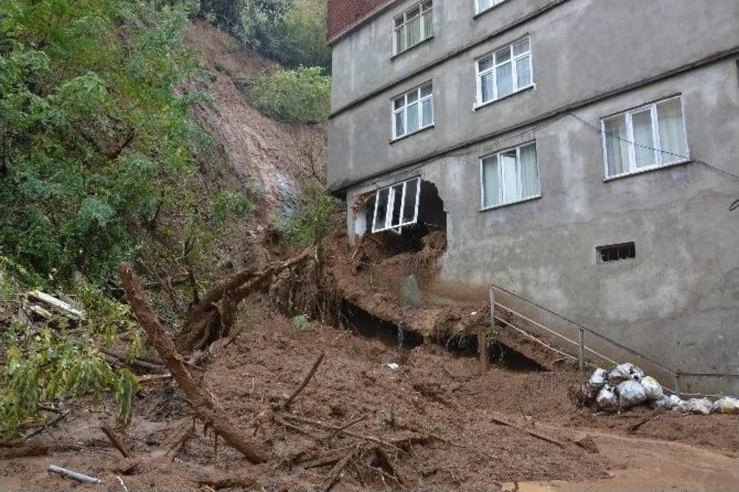 Artvin&rsquo;in Bor&ccedil;ka İl&ccedil;esi&rsquo;ndeki Heyelan