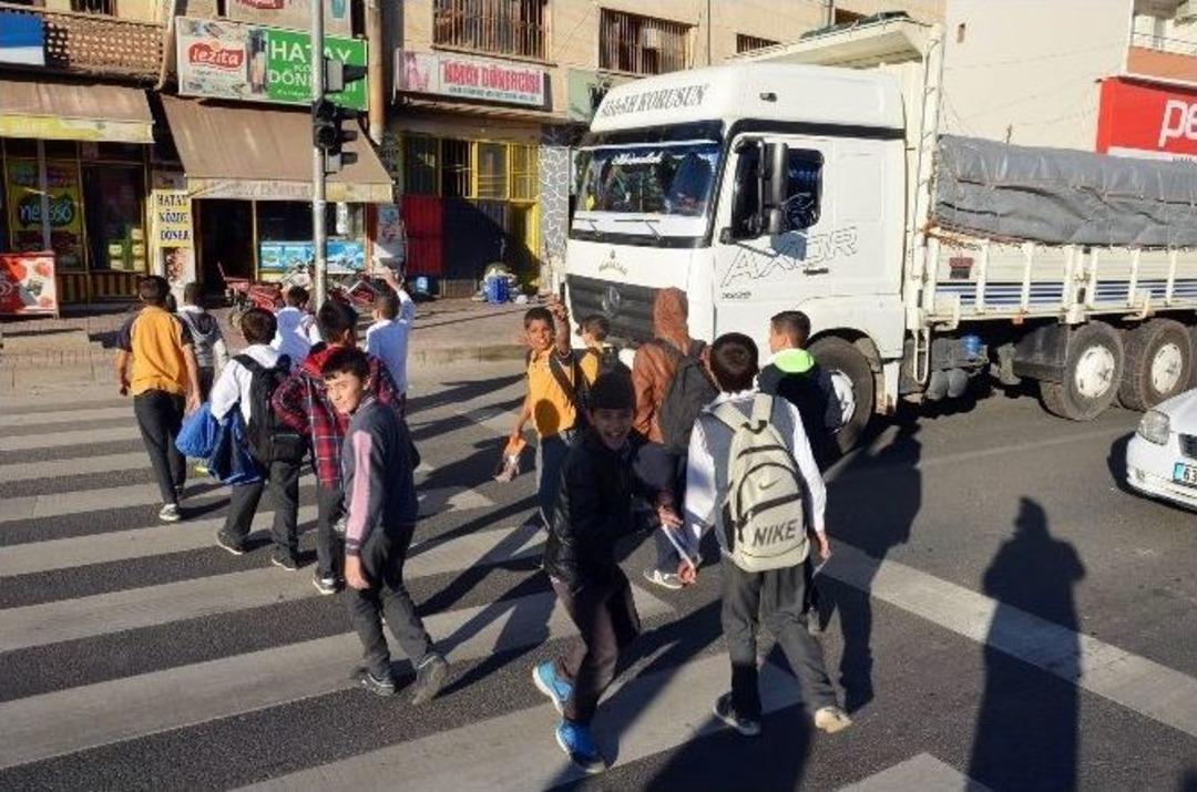 &Ouml;ğrenciler Okul Yolunda Kaza Tehlikesiyle Karşı Karşıya Kalıyor