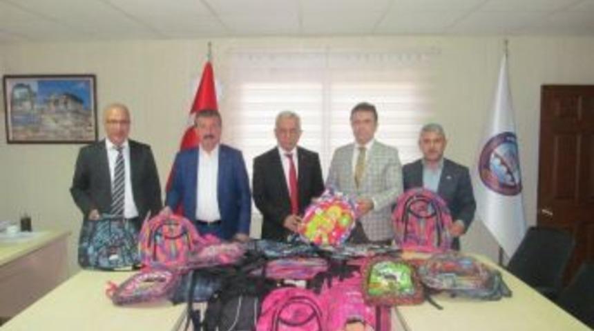 Kozan Ticaret Odası&rsquo;ndan &Ouml;ğrencilere &Ccedil;anta Yardımı