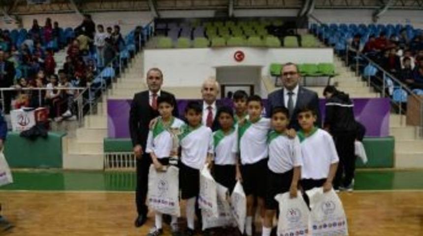 Sporla Hayata, Mahalleden Sahaya