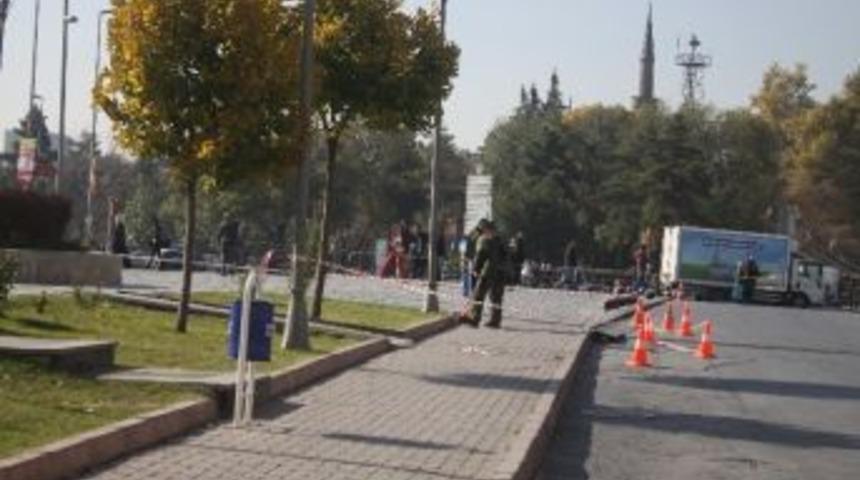 Kent Meydanında Ş&uuml;pheli Poşet Alarmı