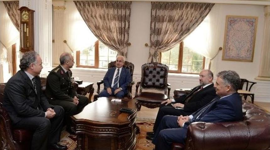 Edirne Valisi Dursun Ali Şahin Altınla &Ouml;d&uuml;llendirdi