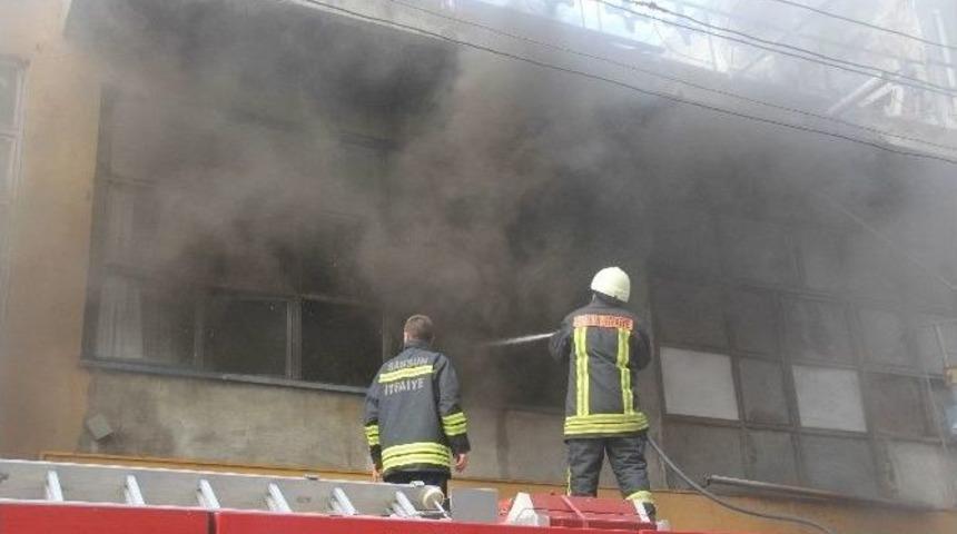 Mobilyacıdaki Yangın Korkuttu