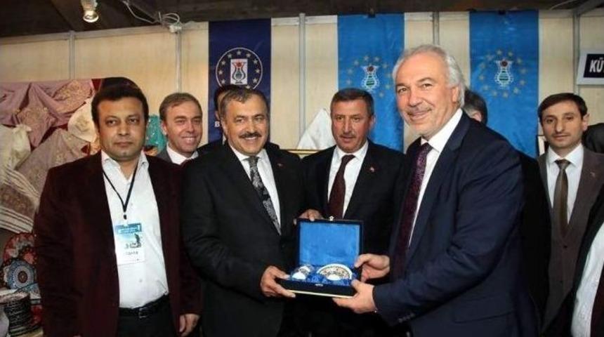 Bakan Eroğlu, Kütahya Belediyesi’nin Stantlarını Gezdi