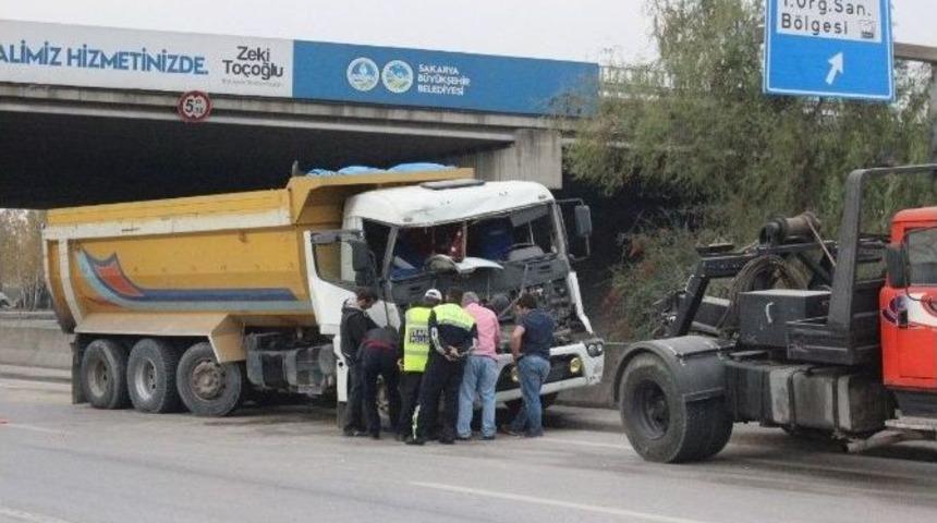 Tır İle Kamyon &Ccedil;arpıştı, D-100 Trafiğe Kapandı