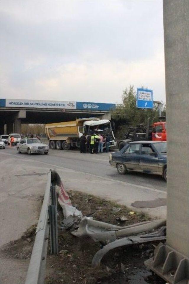 Tır İle Kamyon Çarpıştı, D-100 Trafiğe Kapandı