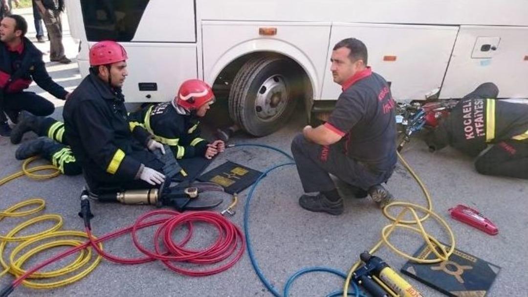 Minib&uuml;s&uuml;n Altında Sıkışan S&uuml;r&uuml;c&uuml;y&uuml; İtfaiye Ekipleri Kurtardı