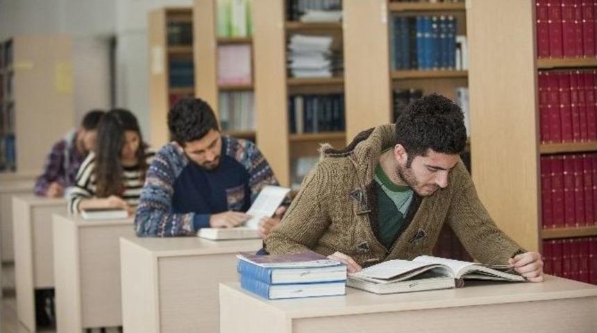 Anadolu &Uuml;niversitesi K&uuml;t&uuml;phanesi&rsquo;nin &Ouml;ğrenci Odaklı Hizmetleri