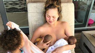 Chrissy Teigen'den emzirme pozundan sonra şimdi de üstsüz poz!