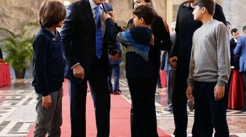 Meclise &Uuml;&ccedil;&uuml;zleri İle Birlikte Geldi