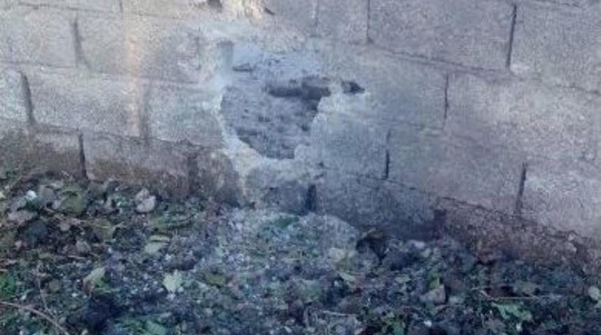 Polis Aracına Atılan Roket Cami Duvarına İsabet Etti