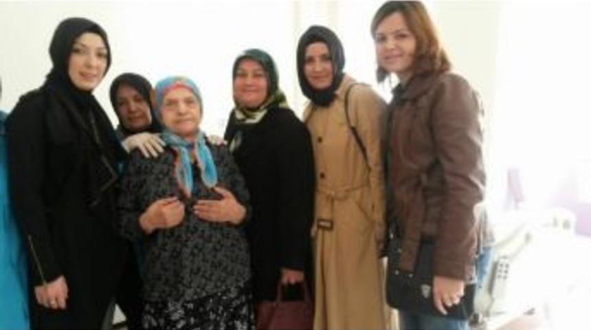 Ak Kadınlar Yaşlıları Unutmadı