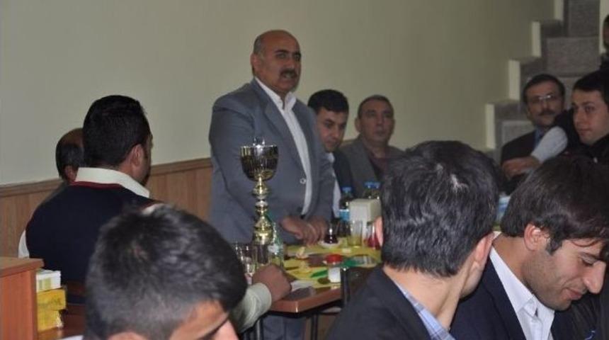 Başkan &Uuml;nl&uuml;&rsquo;den Sporculara Yemek