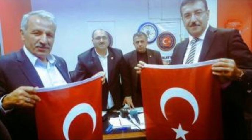 Muhtarlardan Ter&ouml;rle M&uuml;cadeleye T&uuml;rk Bayraklı Destek