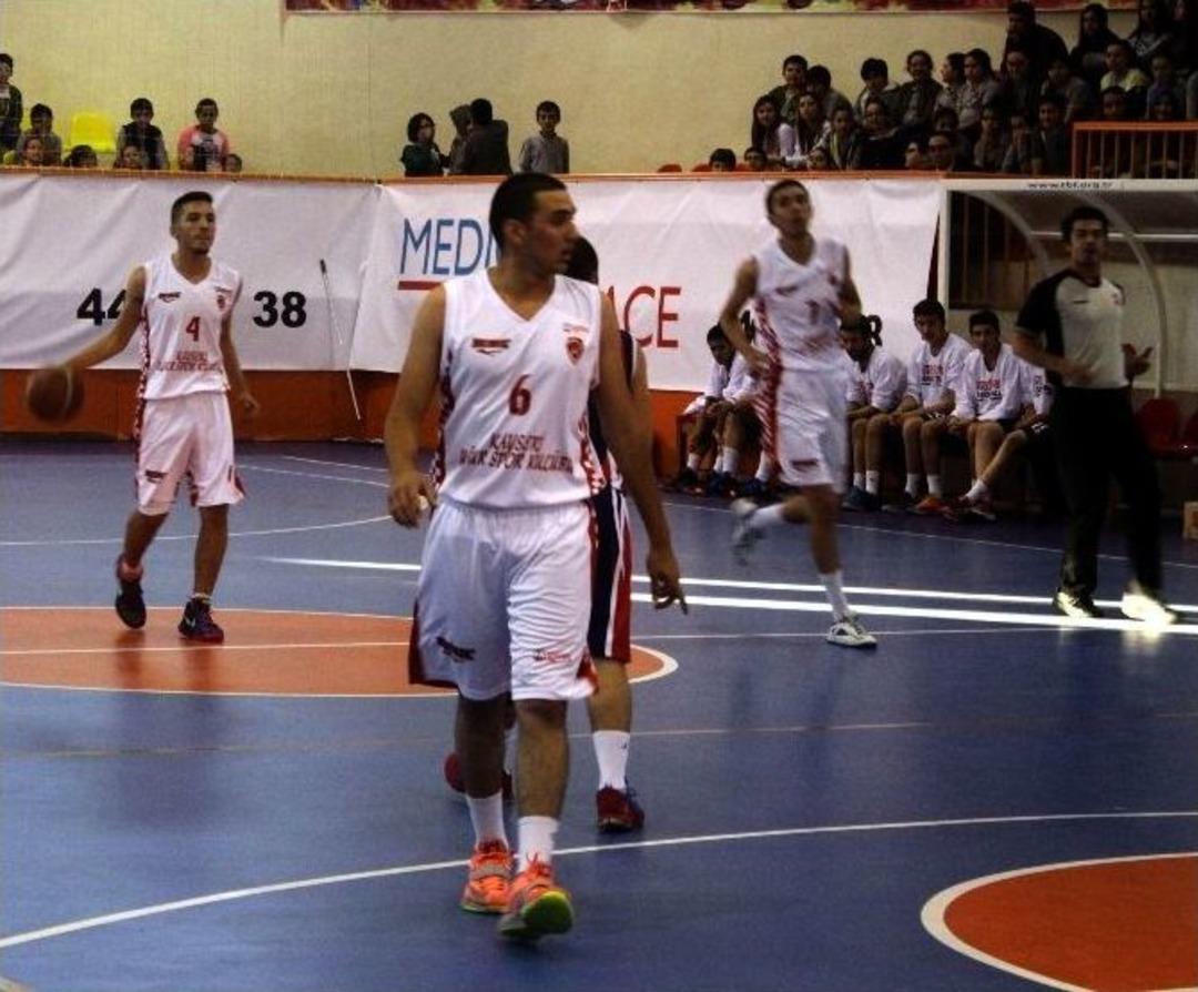 Uğurspor Erkekler B&ouml;lgesel Basketbol Ligi&rsquo;nde Liderliğini S&uuml;rd&uuml;rd&uuml;