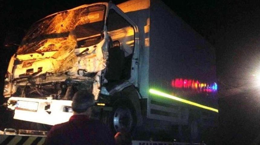 Kamyonet İle Trakt&ouml;r &Ccedil;arpıştı: 1 Yaralı