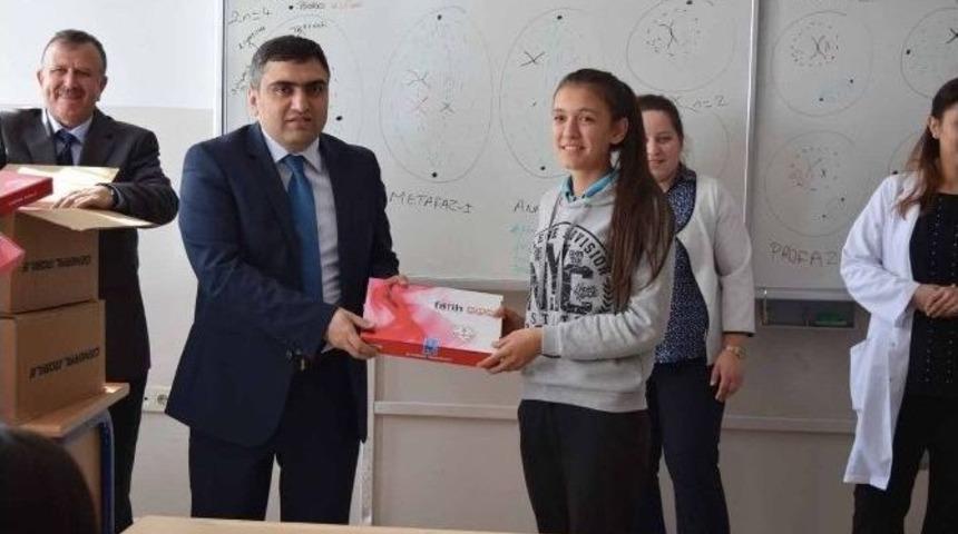 Fatih Projesi &Ccedil;er&ccedil;evesinde Tablet Bilgisayarlar &Ouml;ğrencilere Dağıtıldı