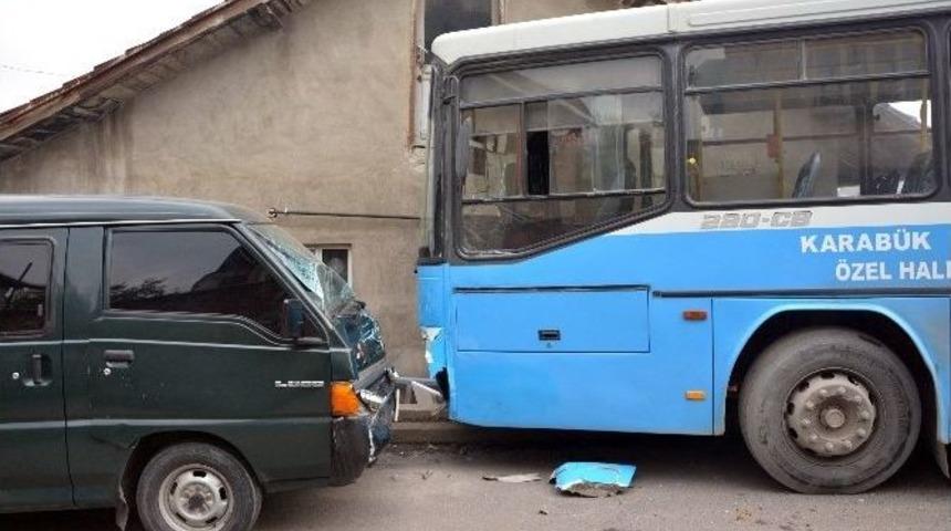 Halk Otob&uuml;s&uuml;, 2 Ara&ccedil; Ve Bir Eve &Ccedil;arparak Durabildi