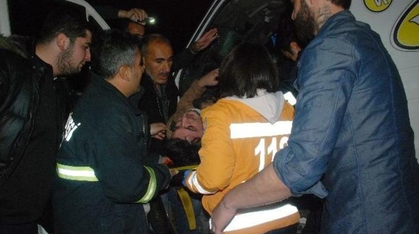 &Ccedil;amura Saplanan Minib&uuml;ste Kurtarılmayı Beklediler