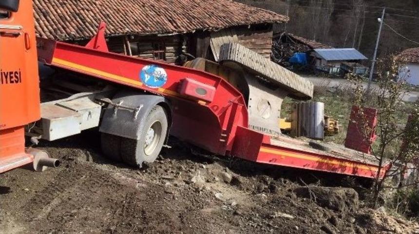 Tır &Uuml;st&uuml;nden Kayan İş Makinesi Yaşlı Adamın Ayağını Ezdi