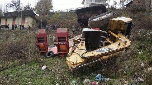 Tır Üstünden Kayan İş Makinesi Yaşlı Adamın Ayağını Ezdi