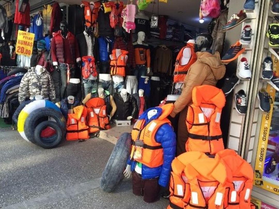 (&ouml;zel Haber) Suriyelilere &lsquo;can&rsquo; Yeleği &rsquo;can&rsquo;sız Mankenlerle Satılıyor