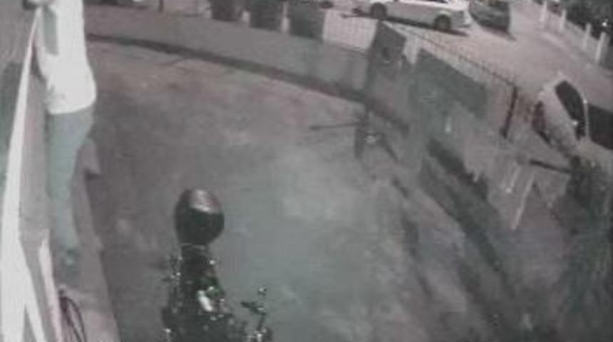 Tırmanan Hırsız G&uuml;venlik Kamerasında