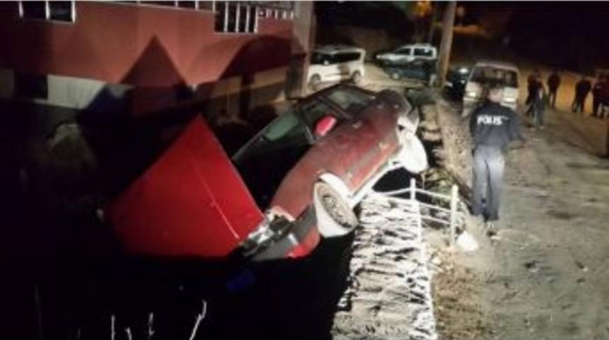 Drift Atan Otomobil Bah&ccedil;e Duvarına &Ccedil;ıktı